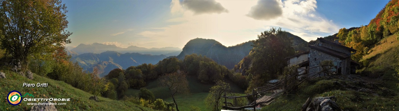 20 Cascina abbandonata sul sent. 506 con vista sul Monte Zucco che vado a raggiungere.jpg